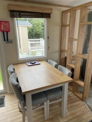 Our Goldfinch 1- Sleeps 2 Persons- Private Hot Tub-Pet Friendly-Tranquil Holiday Away From It All Yet Not Far From St Austell- The Holiday Home Has One Bedroom, Living And Dining Area, Equipped Kitchen-Decking-Outdoor Furniture-Fishing Lakes And More Grampound Exterior foto
